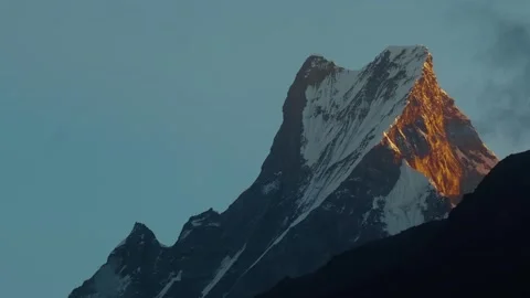 Fishtail mountain or Mt. Machapuchare sunrise timelapse with clouds driftin.. Stock Footage 305531517