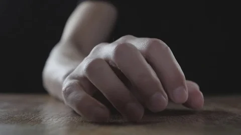 Fist of angry man beats on the table in slow motion Vídeos de archivo 75798009