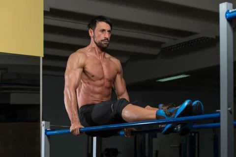 Fit athlete doing exercise on parallel bars Foto stock