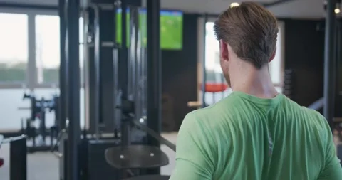 Fit boy at the gym Vídeo Stock 132193133