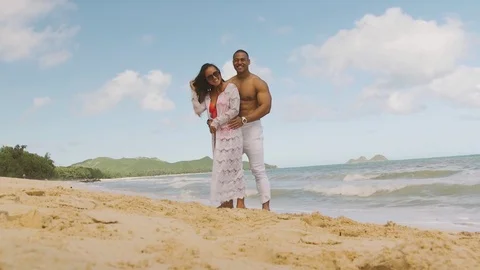 Fit couple models posing at the beach laughing 動画素材 83689967