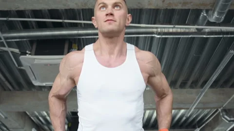 Fit man doing push ups at uneven bars in the gym. Video stock 149983111