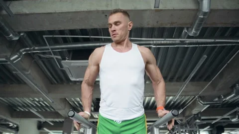 Fit man doing push ups at uneven bars in the gym. Video stock 149983298