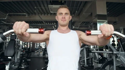 Fit man doing push ups at machines in the gym. Video stock 149983664