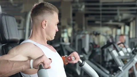 Fit man doing push ups at machines in the gym. Video stock 149984050