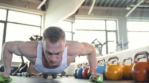 Fit man doing push ups from the floor at gym. Video stock 149984104