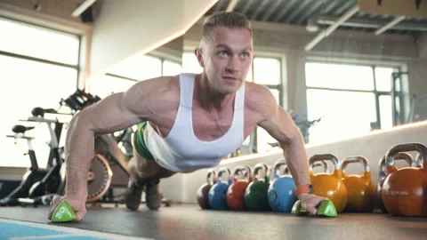 Fit man doing push ups from the floor at gym. Video stock 149984181