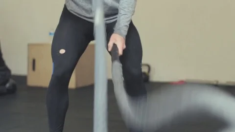 Fit Man doing rope cardio exercises in the gym Vidéo 77049593