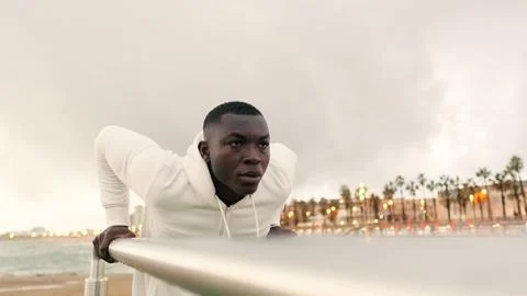 Fit man doing triceps dips on parallel bars outdoors, an athlete exercises .. 스톡 사진
