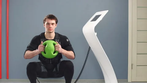 Fit Man in EMS suit training with medecine bal, Video stock 87107650