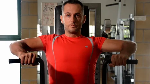 Fit man at the gym 스톡 동영상 34368691