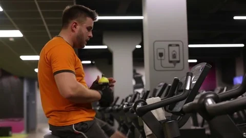 Fit man working out on exercise bike at the gym Vídeo Stock 83129191