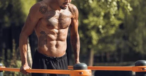 Fit Man Workout Arms On Parallel Bars, Training Triceps Stock-Fotos