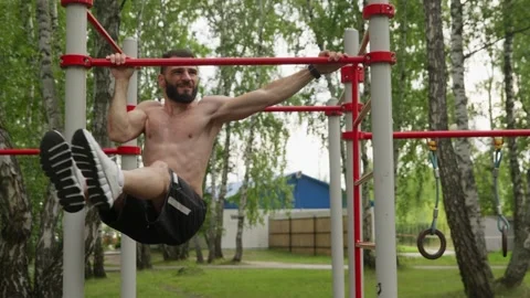 Fit Man's Ab Workout on Park Pull-up Bar Video stock 329599206