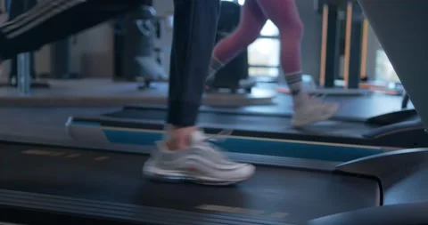 Fit running on the treadmill Vídeo Stock 132193126
