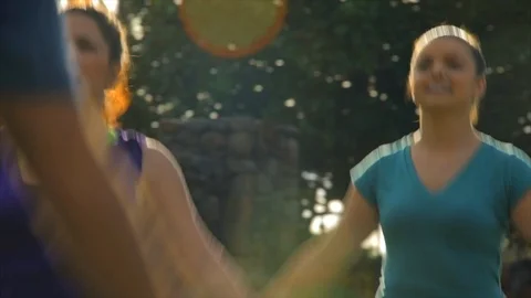 Fitness class do jumping jacks in park. Vidéo 88407322