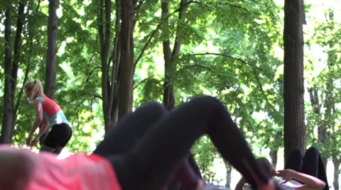 Fitness class with instructor doing exercise in park Video stock 63401053