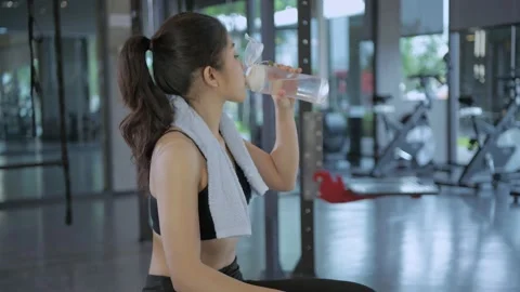 Fitness concept. Asian athletes drinking water in the gym. 4k Resolution. Stock Footage