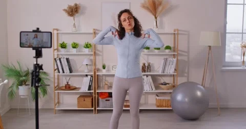 Fitness couch recording training tutorial for her followers of the blog, giving 動画素材 310159221