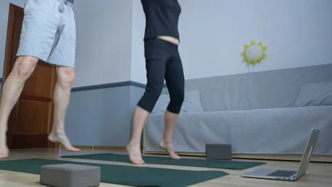 Fitness couple doing jump exercise at home training online. Sport man and woman Video stock 133395754