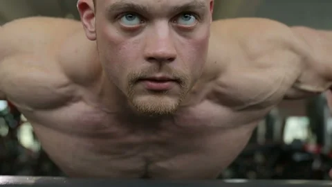 Fitness man doing push ups in gym Video stock 140584022