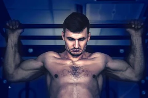 Fitness man performs pull ups with naked torso Foto stock