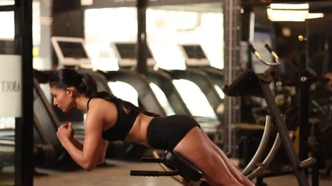 Fitness Model Performs Lower Back Hyperextension Vídeo Stock 317146476