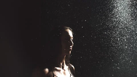 Fitness model in the rain 動画素材 243784923