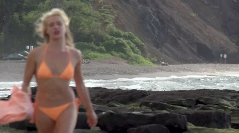 Fitness model walking towards camera defocused on Maui beach 動画素材 43795848