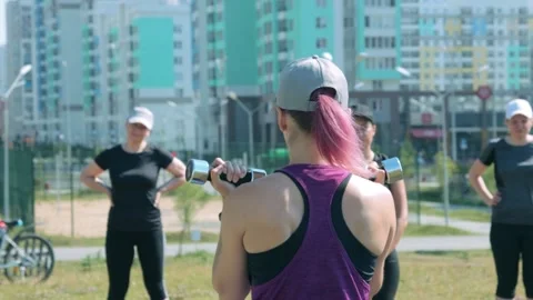 Fitness trainer explaining how to do exercise 库存影片 138576163