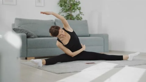 Fitness tutorial on smartphone 스톡 동영상 150124670