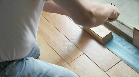 Fitting laminate flooring to ledge 스톡 동영상 47785233