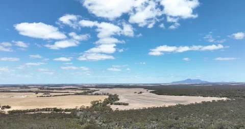 Fitzgerald National park and mount barren on the horizon, arid farmland. Stock Footage 258424048
