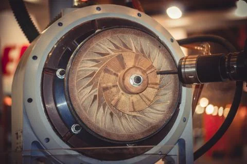 Five-axis machine for the processing of basic parts high speeds during milling 库存照片