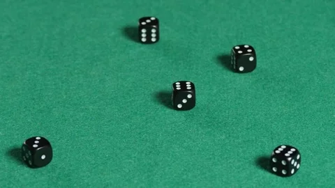 Five black dices rolling in slow motion on a green mat Stock Footage 161955430