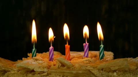 Five burning candles on birthday cake Napoleon. Vídeo Stock 131844975