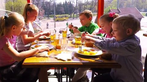 Five children between five and ten years old dine in the restaurant 库存影片 51396109