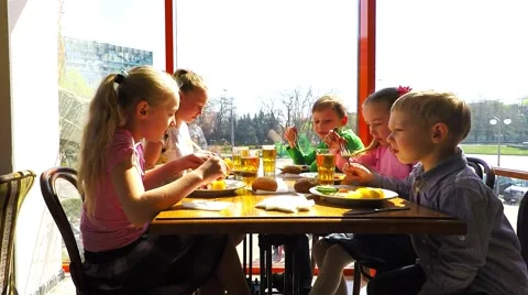 Five children between five and ten years old dine in the restaurant Video stock 51396111