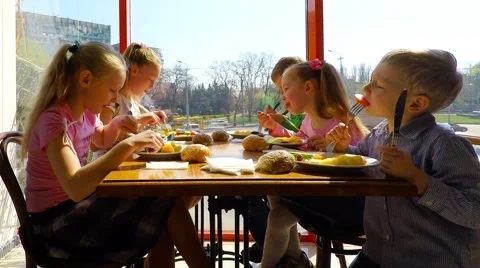 Five children between five and ten years old dine in the restaurant 库存影片 51396113