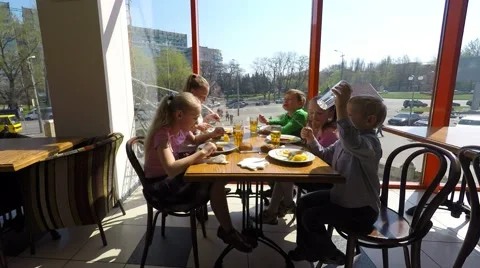 Five children between five and ten years old dine in the restaurant Video stock 51396114