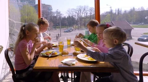 Five children between five and ten years old dine in the restaurant Video stock 51396141