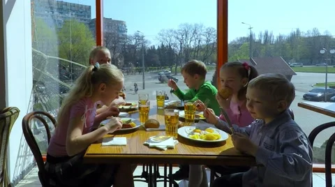 Five children between five and ten years old dine in the restaurant 库存影片 51396142