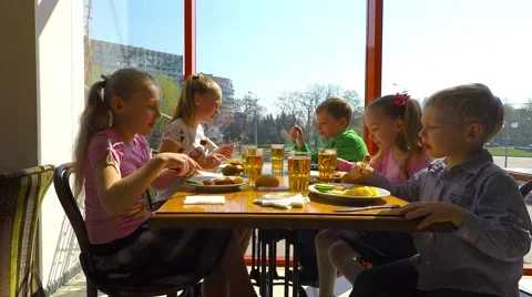 Five children between five and ten years old dine in the restaurant Video stock 51396149