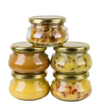 Five closed cans with different honey Foto stock