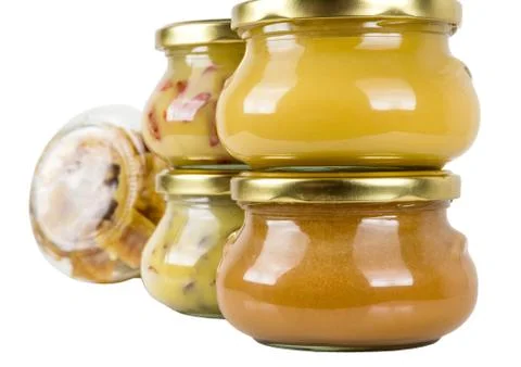 Five closed cans with different honey Foto stock