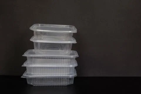 Five disposable transparent plastic containers of different sizes close-up 库存照片