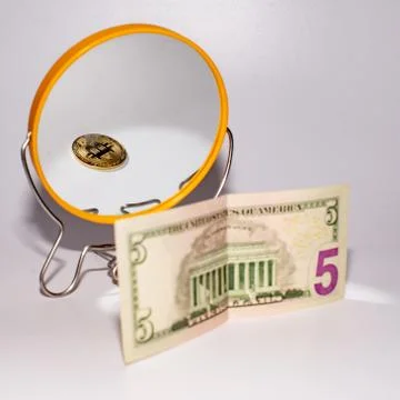 Five dollar bill is reflected in the mirror. Foto stock