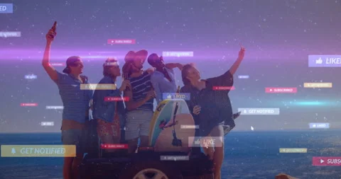 Five friends on platform at dusk taking group selfie lifting smartphone causing Vidéo 313094428