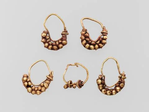 Five gold earrings with spherical elements 1st century B.C.1st century A.D... Foto stock