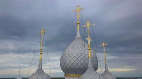 Five grey domes with golden crosses against cloudy rainy skies 库存影片 137528016